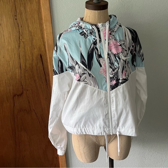 NIKE sz M HYPER FEMME White Cropped Windrunner Floral Print Windbreaker - Picture 3 of 15